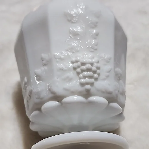 Vintage Westmoreland Paneled Grapevine White Milk Glass Decorative Vase. - Picture 2 of 5